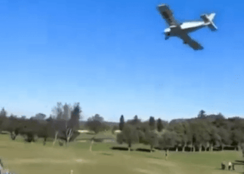 Pequeño avión haciendo un aterrizaje de emergencia en un campo de golf.