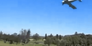 Pequeño avión haciendo un aterrizaje de emergencia en un campo de golf.