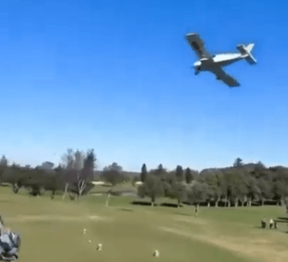 Pequeño avión haciendo un aterrizaje de emergencia en un campo de golf.