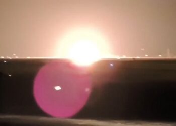 Jet de combate explotando en el despegue.