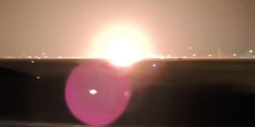 Jet de combate explotando en el despegue.