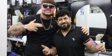 Ibiza Bob con su barbero.