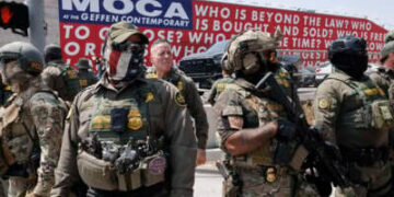 Marcha de la Patrulla Fronteriza de los Estados Unidos al Edificio Federal de Edward R. Roybal después de una muestra de fuerza fuera del Museo Nacional Japonés Americano, donde el gobernador Newsom celebraba una conferencia de prensa de redistribución de distritos el 14 de agosto de 2025, en Los Ángeles, California.