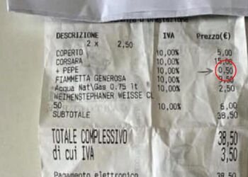 Recibo que muestra un cargo de 0,50 € por agregar pimienta a una pizza.