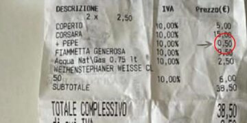Recibo que muestra un cargo de 0,50 € por agregar pimienta a una pizza.