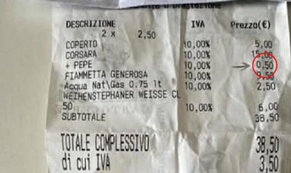 Recibo que muestra un cargo de 0,50 € por agregar pimienta a una pizza.