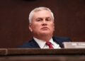 El presidente del Comité de Supervisión de la Cámara de Representantes, James Comer (R-Ky.) Preside una audiencia en Capitol Hill en Washington, el 5 de marzo de 2025. Comer ha abierto una investigación sobre el proyecto ferroviario de alta velocidad de California. (Madalina Vasiliu/The Epoch Times)