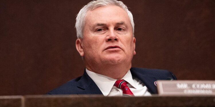 El presidente del Comité de Supervisión de la Cámara de Representantes, James Comer (R-Ky.) Preside una audiencia en Capitol Hill en Washington, el 5 de marzo de 2025. Comer ha abierto una investigación sobre el proyecto ferroviario de alta velocidad de California. (Madalina Vasiliu/The Epoch Times)