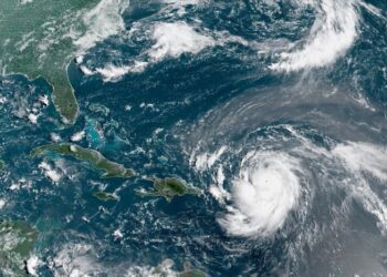 El condado de Carolina del Norte declara el estado de emergencia a medida que el huracán Erin se intensifica nuevamente