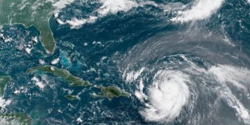 El condado de Carolina del Norte declara el estado de emergencia a medida que el huracán Erin se intensifica nuevamente