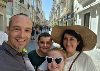 Foto de Kennedy News and Media (programas de fotos: Ian Wright, de 41 años, con su esposa Sally Wright, de 40 años, y dos hijos Jack Wright, de 11 años, y Molly Wright, 8) un reclamo familiar de que se vieron obligados a esconderse en su cabaña en un crucero de £ 8,000 desde el infierno, para esquivar los lutos que lo convirtieron en 'Wetherspoons on Sea'. Iain y Sally Wright, que viven en Sunderland, Tyne and Wear, abordaron la virtuosa MSC el 12 de julio para un viaje de dos semanas por España con sus dos hijos y suegra. La pareja reservó el crucero en la premisa de que era un barco