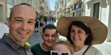 Foto de Kennedy News and Media (programas de fotos: Ian Wright, de 41 años, con su esposa Sally Wright, de 40 años, y dos hijos Jack Wright, de 11 años, y Molly Wright, 8) un reclamo familiar de que se vieron obligados a esconderse en su cabaña en un crucero de £ 8,000 desde el infierno, para esquivar los lutos que lo convirtieron en 'Wetherspoons on Sea'. Iain y Sally Wright, que viven en Sunderland, Tyne and Wear, abordaron la virtuosa MSC el 12 de julio para un viaje de dos semanas por España con sus dos hijos y suegra. La pareja reservó el crucero en la premisa de que era un barco