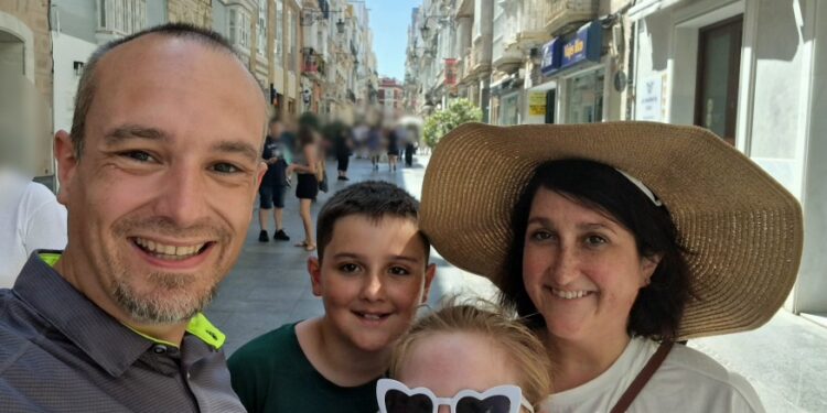 Foto de Kennedy News and Media (programas de fotos: Ian Wright, de 41 años, con su esposa Sally Wright, de 40 años, y dos hijos Jack Wright, de 11 años, y Molly Wright, 8) un reclamo familiar de que se vieron obligados a esconderse en su cabaña en un crucero de £ 8,000 desde el infierno, para esquivar los lutos que lo convirtieron en 'Wetherspoons on Sea'. Iain y Sally Wright, que viven en Sunderland, Tyne and Wear, abordaron la virtuosa MSC el 12 de julio para un viaje de dos semanas por España con sus dos hijos y suegra. La pareja reservó el crucero en la premisa de que era un barco