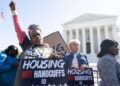 Los manifestantes protestan fuera de la Corte Suprema de los Estados Unidos en apoyo de las personas desanimadas mientras el Tribunal escucha el caso de la Ciudad de los Grants Pass v. Johnson, en Washington, DC, el 22 de abril de 2024.