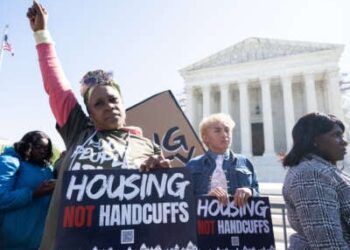 Los manifestantes protestan fuera de la Corte Suprema de los Estados Unidos en apoyo de las personas desanimadas mientras el Tribunal escucha el caso de la Ciudad de los Grants Pass v. Johnson, en Washington, DC, el 22 de abril de 2024.