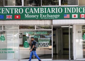 El dinero conectado a México llega a una década mínima a medida que las políticas de inmigración de los Estados Unidos se afianzan