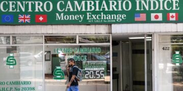 El dinero conectado a México llega a una década mínima a medida que las políticas de inmigración de los Estados Unidos se afianzan