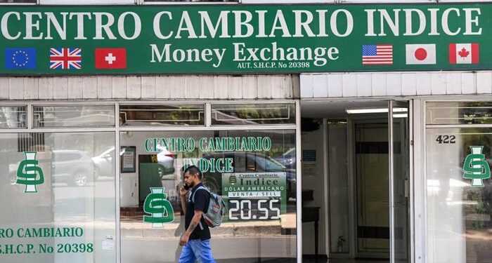 El dinero conectado a México llega a una década mínima a medida que las políticas de inmigración de los Estados Unidos se afianzan