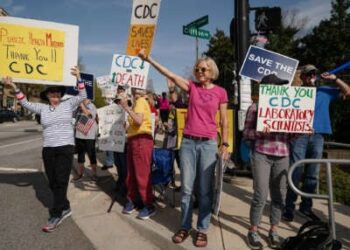 Las personas demuestran fuera del campus principal de los Centros para el Control y la Prevención de Enfermedades (CDC) el 1 de abril de 2025 en Atlanta, Georgia.