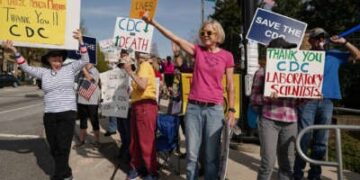 Las personas demuestran fuera del campus principal de los Centros para el Control y la Prevención de Enfermedades (CDC) el 1 de abril de 2025 en Atlanta, Georgia.