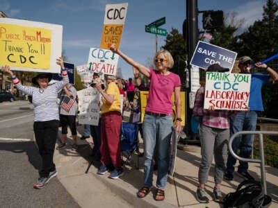 Las personas demuestran fuera del campus principal de los Centros para el Control y la Prevención de Enfermedades (CDC) el 1 de abril de 2025 en Atlanta, Georgia.