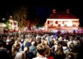 Gran multitud por la noche durante un festival en Abcoude, Países Bajos.
