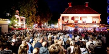 Gran multitud por la noche durante un festival en Abcoude, Países Bajos.