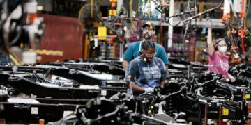 El empleo en la fábrica de EE. UU. Se reduce a los mínimos de 5 años a medida que la caída de la fabricación se profundiza