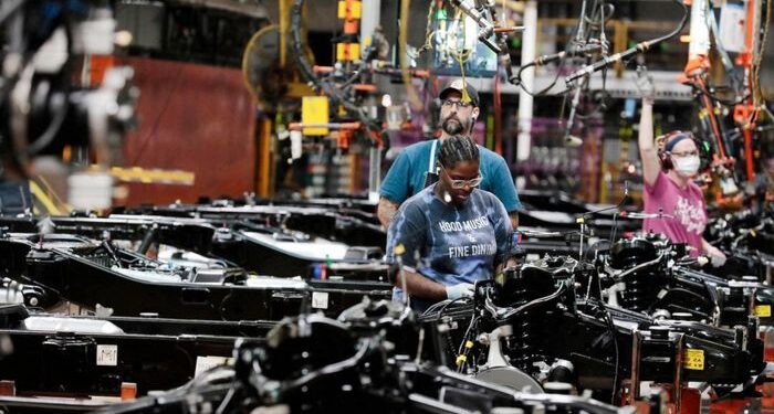 El empleo en la fábrica de EE. UU. Se reduce a los mínimos de 5 años a medida que la caída de la fabricación se profundiza