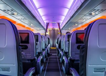 Aisillo de cabina de pasajeros de avión por la noche.