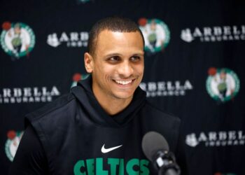El entrenador de los Celtics, el entrenador Joe Mazzulla