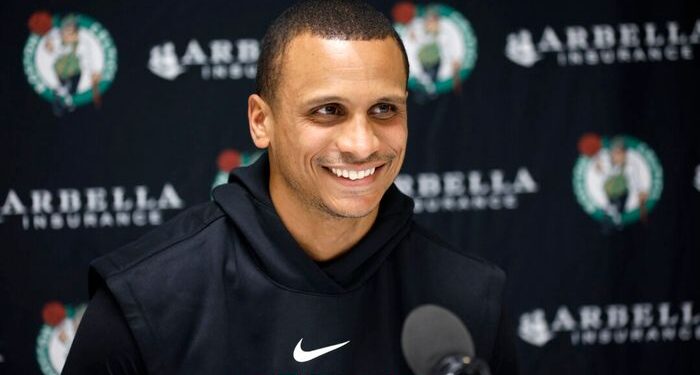 El entrenador de los Celtics, el entrenador Joe Mazzulla