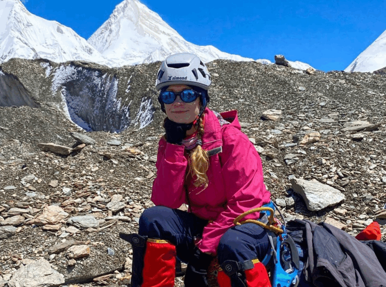 Mujer descansando durante una subida de montaña.
