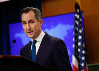 El portavoz del Departamento de Estado, Matthew Miller, habla en el Departamento de Estado el 1 de octubre de 2024 en Washington, DC