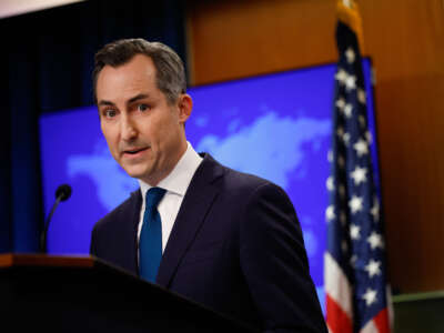 El portavoz del Departamento de Estado, Matthew Miller, habla en el Departamento de Estado el 1 de octubre de 2024 en Washington, DC