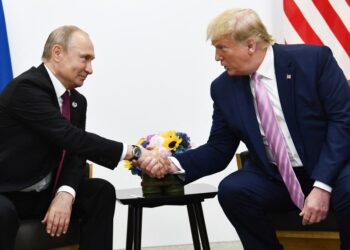 Los presidentes Putin y Trump se dieron la mano en una reunión.
