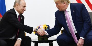 Los presidentes Putin y Trump se dieron la mano en una reunión.