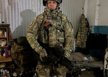 El teniente coronel Konstantin Frolov, un francotirador ruso altamente decorado, en uniforme de camuflaje.