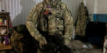 El teniente coronel Konstantin Frolov, un francotirador ruso altamente decorado, en uniforme de camuflaje.