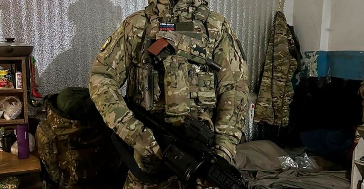 El teniente coronel Konstantin Frolov, un francotirador ruso altamente decorado, en uniforme de camuflaje.