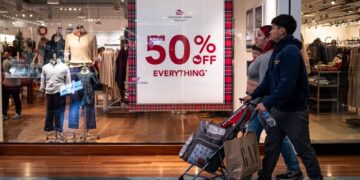 El gasto del consumidor salta en junio, ayudando a impulsar la economía estadounidense