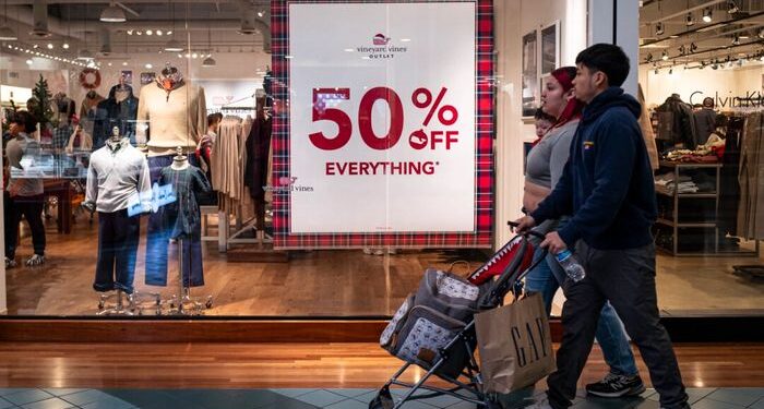 El gasto del consumidor salta en junio, ayudando a impulsar la economía estadounidense