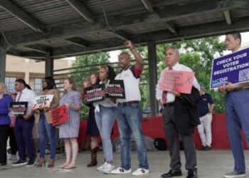 Los funcionarios electos se reúnen para una manifestación antes de una audiencia pública sobre la redistribución de distritos del Congreso propuesta el 26 de julio de 2025 en Houston, Texas.