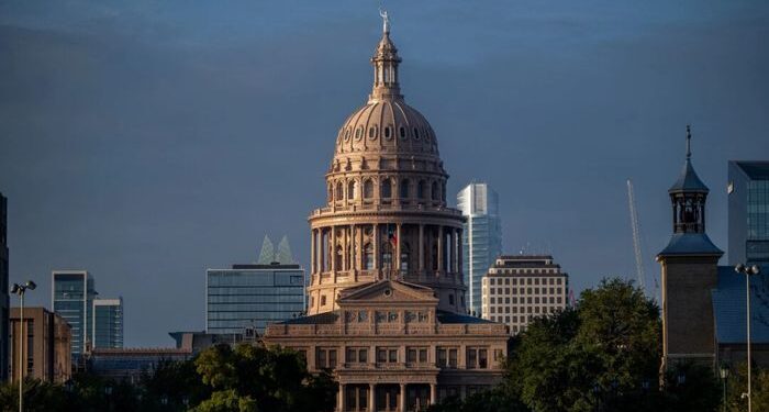 El gobernador de Texas ordena el arresto de los legisladores demócratas que dejaron el estado