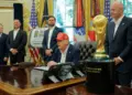 El presidente Donald Trump habla en la Oficina Oval, mientras que el presidente de la FIFA, Gianni Infantino (R), y el vicepresidente JD Vance (3 ° L) miran el 22 de agosto de 2025. (Chip Somodevilla/Getty Images)