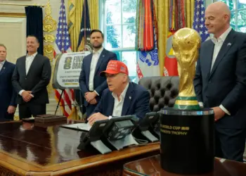 El presidente Donald Trump habla en la Oficina Oval, mientras que el presidente de la FIFA, Gianni Infantino (R), y el vicepresidente JD Vance (3 ° L) miran el 22 de agosto de 2025. (Chip Somodevilla/Getty Images)