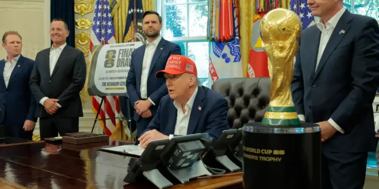 El presidente Donald Trump habla en la Oficina Oval, mientras que el presidente de la FIFA, Gianni Infantino (R), y el vicepresidente JD Vance (3 ° L) miran el 22 de agosto de 2025. (Chip Somodevilla/Getty Images)