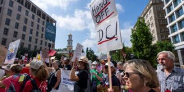 Los manifestantes participan en la conferencia de prensa y un rally gratuito de DC cerca de la Casa Blanca en Washington el 11 de agosto de 2025.