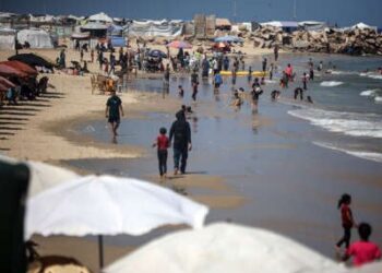 La vida cotidiana en Gaza en medio de Hamas-Israel Conflicto Los palestinos se bañan en el Mediterráneo a medida que las temperaturas se disparan en la ciudad de Gaza.