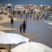 La vida cotidiana en Gaza en medio de Hamas-Israel Conflicto Los palestinos se bañan en el Mediterráneo a medida que las temperaturas se disparan en la ciudad de Gaza.